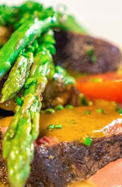 Seared steak with asparagus and peppercorn sauce